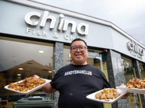 Gembira Sambut Natal, Pemilik Restoran Ini Berbagi Makanan Gratis