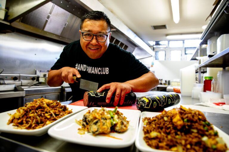 Gembira Natal, Pemilik Restoran Ini Bagikan Makanan Gratis