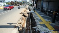 Pembongkaran itu mengambil setengah jalur trotoar untuk pejalan kaki.  