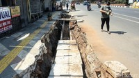 Pembongkaran trotoar yang baru seselai direvitalisasi itu dilakukan untuk proyek saluran air.  
