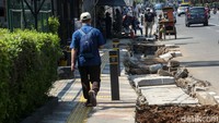 Pembongkaran dilakukan karena banjir masih terjadi di sekitar lokasi.  