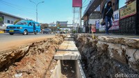 Tak terlihat aktivitas pengerjaan saluran air pagi ini.  
