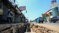 Pantauan detikcom, Jumat (22/12/2023), trotoar yang dibongkar itu berada di antara Ciplaz Depok dan Polres Metro Depok.
