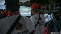 Ratusan pendukung Ganjar-Mahfud kompak mengenakan pakaian dukungan kepada Capres-Cawapres nomor urut 3. 
