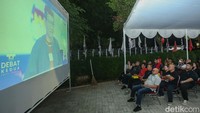 Di lokasi ini terdapat dua layar besar yang disediakan untuk menonton debat kedua calon wakil presiden pemilu 2024. 