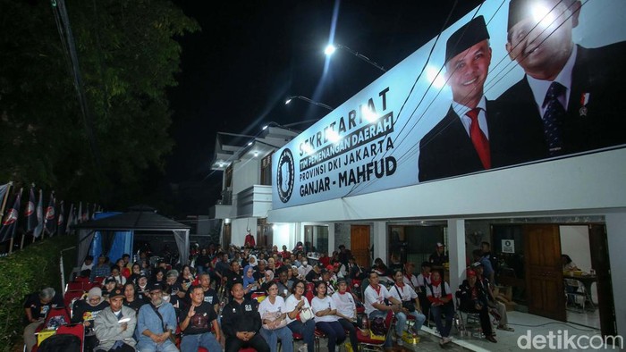 Pendukung Ganjar-Mahfud Nobar Debat Cawapres Pakai Layar Tancap Ratusan pendukung Ganjar-Mahfud nobar debat Cawapres 2024 di Sekretariat Tim Pemenangan Daerah Provinsi DKI Jakarta. Mereka nobar dengan layar tancap.