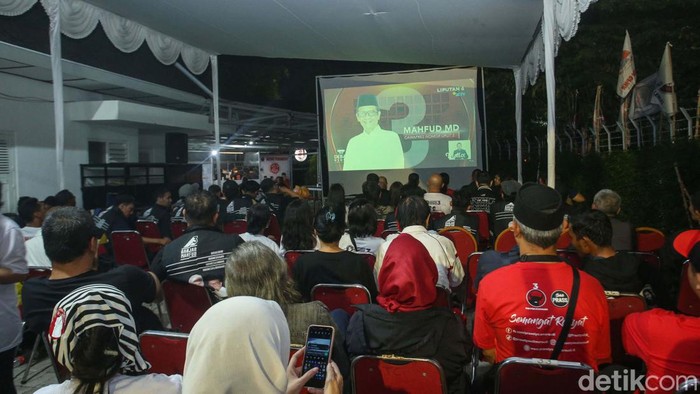Pendukung Ganjar-Mahfud Nobar Debat Cawapres Pakai Layar Tancap Ratusan pendukung Ganjar-Mahfud nobar debat Cawapres 2024 di Sekretariat Tim Pemenangan Daerah Provinsi DKI Jakarta. Mereka nobar dengan layar tancap.
