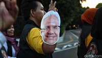 Para pendukung terlihat membawa sejumlah atribut seperti topeng bergambar wajah Ganjar.