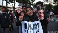 Mereka juga terlihat semringah saat berjalan menuju lokasi debat.