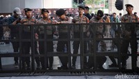 Sejumlah personel kepolisian terlihat berjaga di luar lokasi debat.