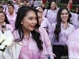 Pendukung Prabowo-Gibran dan Ganjar-Mahfud Tiba  di JCC