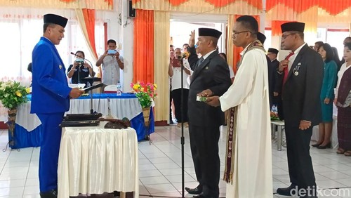 Penjabat (Pj) Bupati Flores Timur Doris Alexander Rihi melantik Petrus Pedo Maran sebagai Sekretaris Daerah (Sekda) Flores Timur definitif, Jumat (22/12/2023). (Foto: Yurgo Purab/detikBali)