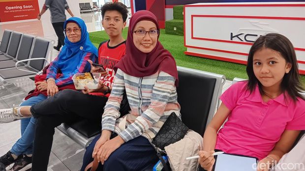 Penumpang kereta cepat Whoosh. (Damaris Fanuelle Kurnia Candra/detikcom)