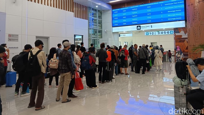 Penumpang kereta cepat Whoosh. (Damaris Fanuelle Kurnia Candra/detikcom)