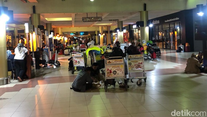 Penumpang yang memilih bertahan di Bandara Internasional Minangkabau (M Afdal/detikSumut)