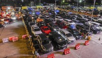 Sejumlah kendaraan antre menunggu selesainya bongkar muat kapal di Dermaga Eksekutif Merak, Cilegon, Banten, Kamis (21/12/2023).   