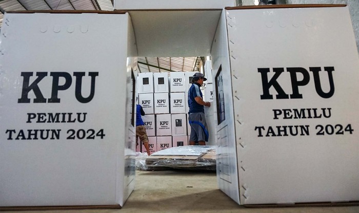 Petugas merakit kotak suara di Gudang KPU, Kabupaten Batang, Jawa Tengah, Kamis (21/12/2023). KPU Kabupaten Batang merakit sebanyak 12.845 kotak suara yang ditargetkan selesai selama lima hari dengan melibatkan sejumlah tenaga dari warga sekitar yang akan digunakan untuk pemilu pada 14 Februari 2024 mendatang. ANTARA FOTO/Harviyan Perdana Putra/nz