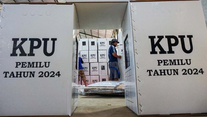Petugas merakit kotak suara di Gudang KPU, Kabupaten Batang, Jawa Tengah, Kamis (21/12/2023). KPU Kabupaten Batang merakit sebanyak 12.845 kotak suara yang ditargetkan selesai selama lima hari dengan melibatkan sejumlah tenaga dari warga sekitar yang akan digunakan untuk pemilu pada 14 Februari 2024 mendatang. ANTARA FOTO/Harviyan Perdana Putra/nz