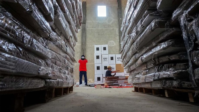 Petugas merakit kotak suara di Gudang KPU, Kabupaten Batang, Jawa Tengah, Kamis (21/12/2023). KPU Kabupaten Batang merakit sebanyak 12.845 kotak suara yang ditargetkan selesai selama lima hari dengan melibatkan sejumlah tenaga dari warga sekitar yang akan digunakan untuk pemilu pada 14 Februari 2024 mendatang. ANTARA FOTO/Harviyan Perdana Putra/nz