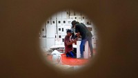 Petugas merakit kotak suara di Gudang KPU, Kabupaten Batang, Jawa Tengah, Kamis (21/12/2023).