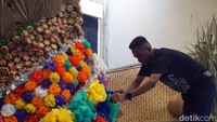 Penampilan pohon natal mengusung konsep eco green dari sejumlah sampah daur ulang di Gereja Katolik Kristus Raja Surabaya.