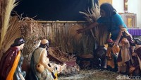 Warga mempersiapkan diorama dekorasi tempat kelahiran Yesus di Gereja Katolik Kristus Raja Surabaya.