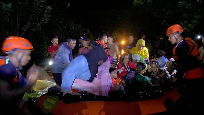 Petugas mengevakuasi warga yang terdampak banjir di Bungo