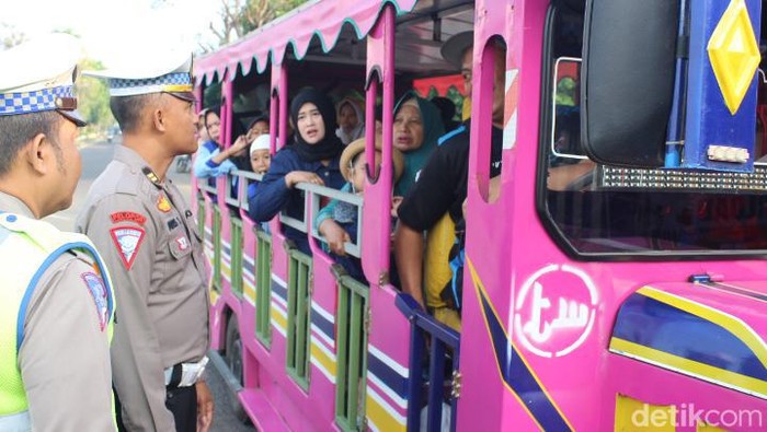 petugas Satlantas Polresta Sidoarjo beri imbauan kepada pemilik odong-odong