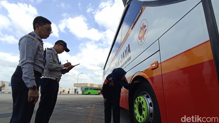 Petugas Terminal Patria Blitar melakukan ramp check