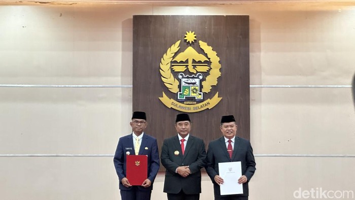 Pj Bupati Takalar Setiawan Aswad (kiri), Pj Gubernur Sulsel Bahtiar Baharuddin (tengah), dan Plh Kepala Bappelitbangda A. Bakti (kanan).