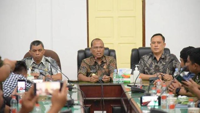 Pj Bupati Tapteng Sugeng Riyanta (tengah). (Foto: dok Instagram Pemkab Tapteng).