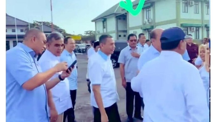 Pj Gubernur Jateng Nana Sudjana menjemput Prabowo Subianto. Foto ini viral dan menjadi sorotan di media sosial. 
Foto diunggah Jumat (22/12/2023).