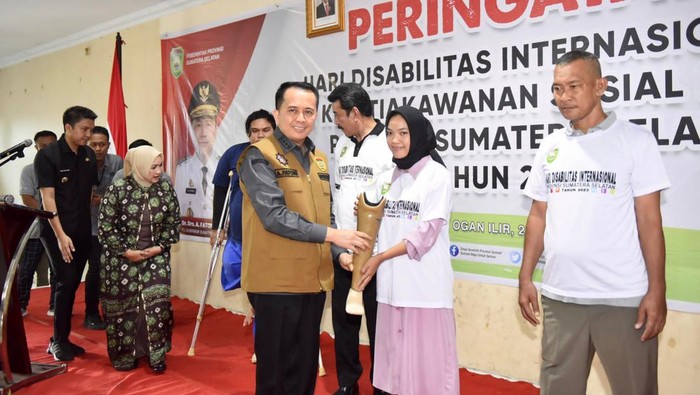 Pj Gubernur salurkan bantuan kepada disabilitas.