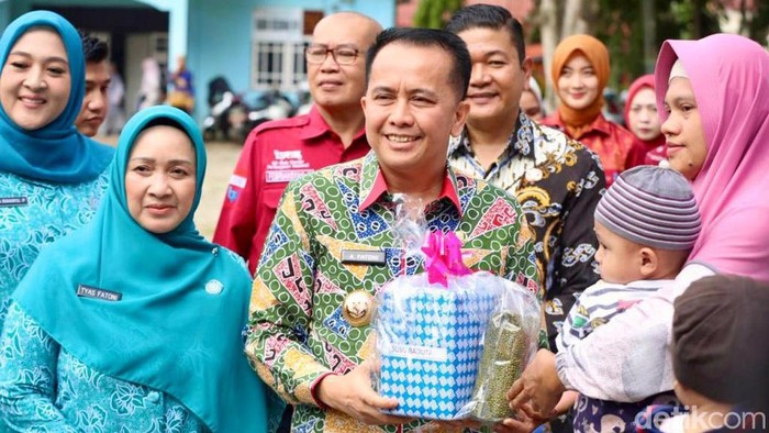 Pj Gubernur Sumsel dan Istri angkat 99 anak asuh di Pagar Alam.