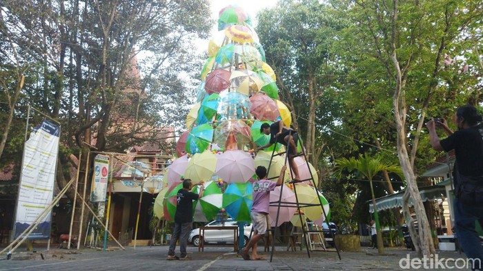 Pohon Natal dari payung di Kecamatan Wedi, Klaten, Jumat (22/12/2023).