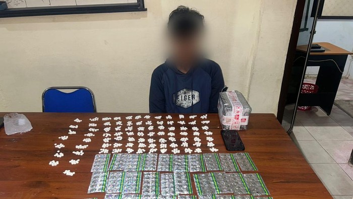Polisi amankan pelaku peredaran obat terlarang di Palopo, Sulsel.