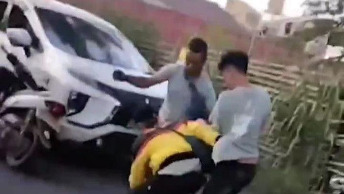 Polisi dikeroyok sejumlah orang tidak dikenal.