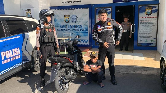Polisi menangkap pelajar freestyle motor di jalanan Kota Makassar, Sulsel.
