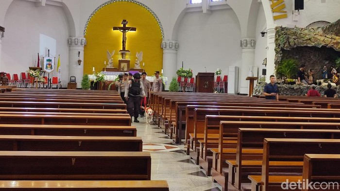 Polisi mengecek keamanan Gereja Katedral Semarang, Jumat (22/12/2023).