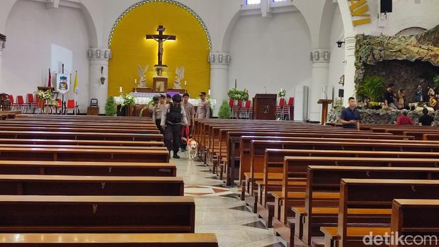 Polisi mengecek keamanan Gereja Katedral Semarang, Jumat (22/12/2023).