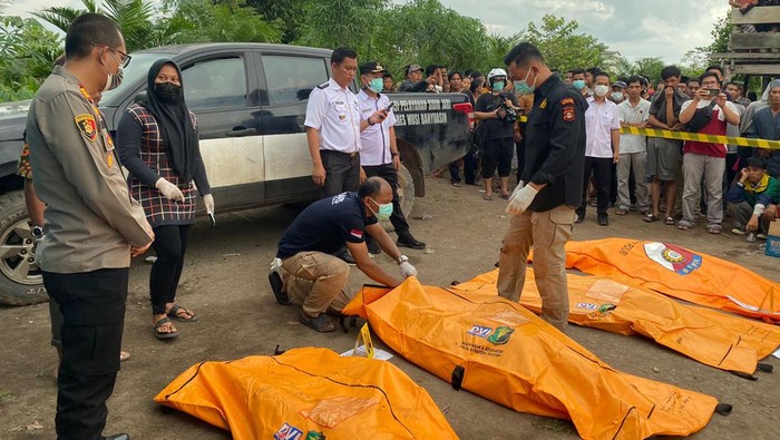 Polisi saat olah TKP satu keluarga tewas di Musi Banyuasin.