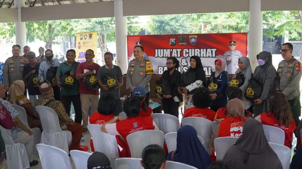 Polrestabes Surabaya Berbagi Berkah di Jumat Curhat
