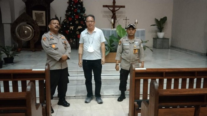 Polsek Kebayoran Baru memberikan pengamanan ekstra di 4 gereja yang akan melaksanakan ibadah natal