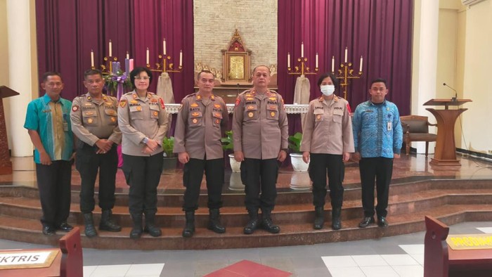 Polsek Pasar Minggu mengecek keamanan di Gereja Keluarga Kudus.