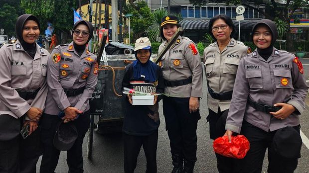 Polwan Polres Jaksel turun ke jalan membagikan makanan hingga bunga untuk kaum ibu di Hari Ibu.