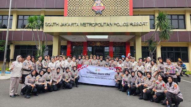 Polwan Polres Jaksel turun ke jalan membagikan makanan hingga bunga untuk kaum ibu di Hari Ibu.