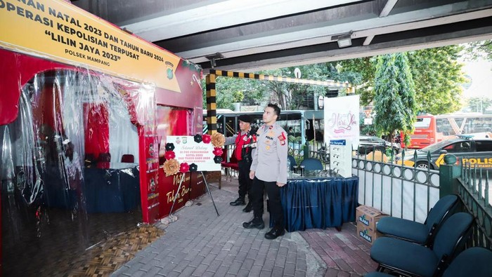 Pospam Nataru Polsek Mampang Prapatan difasilitasi wi-fi hingga tambal ban gratis.