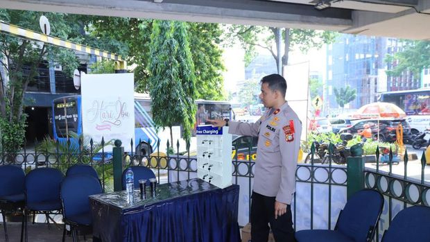 Pospam Nataru Polsek Mampang Prapatan difasilitasi wi-fi hingga tambal ban gratis.