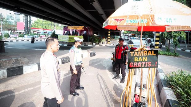 Pospam Nataru Polsek Mampang Prapatan difasilitasi wi-fi hingga tambal ban gratis.