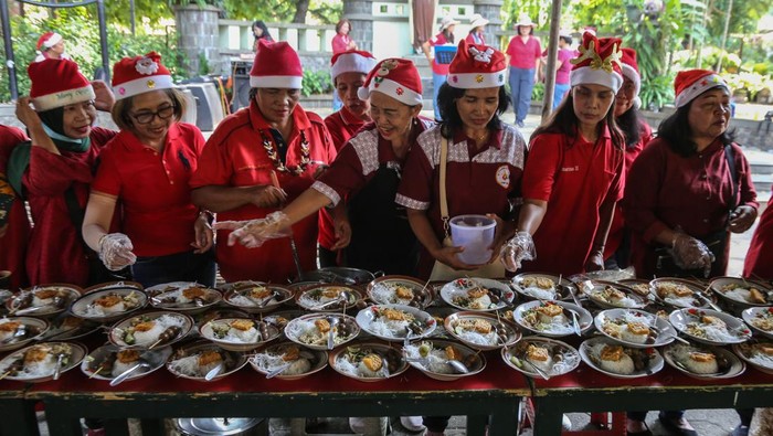 Anggota relawan Piring Kasih membagikan makanan gratis kepada warga di Gereja Katolik Theresia Bongsari, Semarang, Jawa Tengah, Kamis (21/12/2023). Aksi berbagi kepada sesama yang diadakan setiap hari Kamis siang dengan menyediakan sebanyak 300 porsi makanan itu digelar untuk meringankan beban masyarakat kurang mampu dan menumbuhkan rasa kerukunan serta toleransi antar umat beragama sekaligus merayakan Hari Raya Natal 2023. ANTARA FOTO/Makna Zaezar/nz